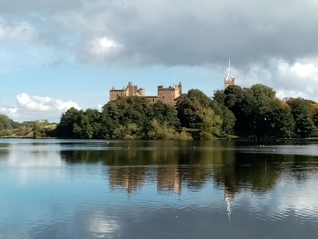 Linlithgow Palace behind Linlithgow Loch