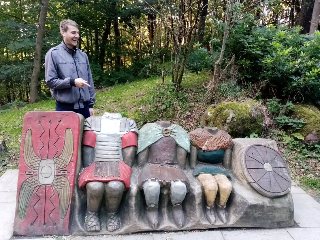Mike lacht Statuen aus