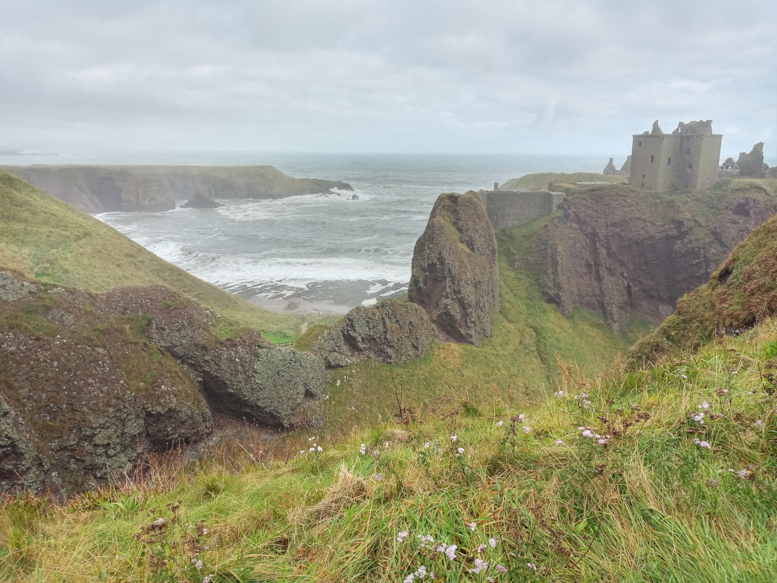 Dunnottar castle and the sea